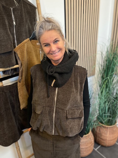 Marta Brun Freja Vest Og Sort Marta Balaclava