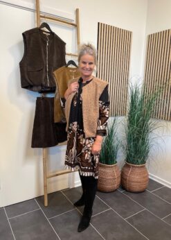 Marta Capri Kjole Og Capella Vest