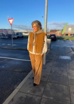 Marta Freja Vest Og Faye Buks