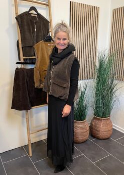 Marta Sort Tyl Nederdel Og Brun Freja Vest