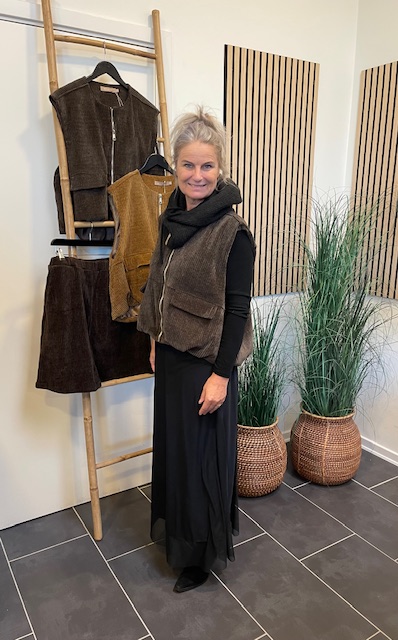 Marta Sort Tyl Nederdel Og Brun Freja Vest