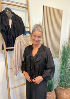 Sort Naria Bluse Med Flæser Fra Marta