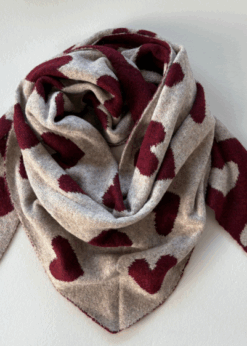 Three M Tørklæde Sand Bordeaux Med Hjerter