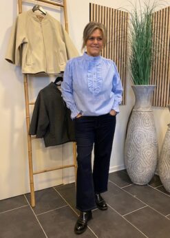 Blå Stribet Marta Skjorte Og Judyas Jeans Fra Part Two