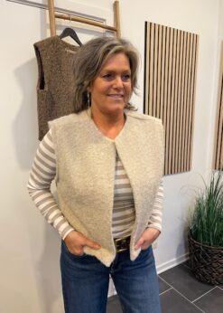 Marta Capelle Vest Og Marta Stribet Bluse