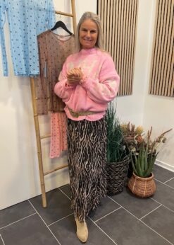 Marta Lyserød Strik Og Leo Nederdel