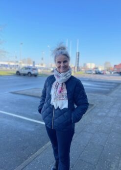 Three M Tørklæde Og Blå Olia Jakke Fra Part Two