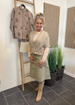 AJ117 Project Vinnie Cardigan Og Marta Elissa Bluse Og Betty Nederdel