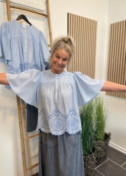 Cleo Bluse I Lyseblå Fra AJ117 Project