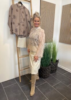 Continue Blondebluse Og AJ117 Project Betty Nederdel