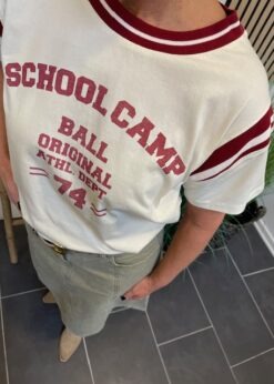 Cremefarvet Ball T Shirt Med Rød Skrift