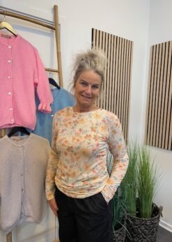 Elissa Bluse I Beige Multi Fra Marta