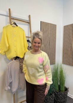 Gul Amarante Strik Og Bluse Fra Three M