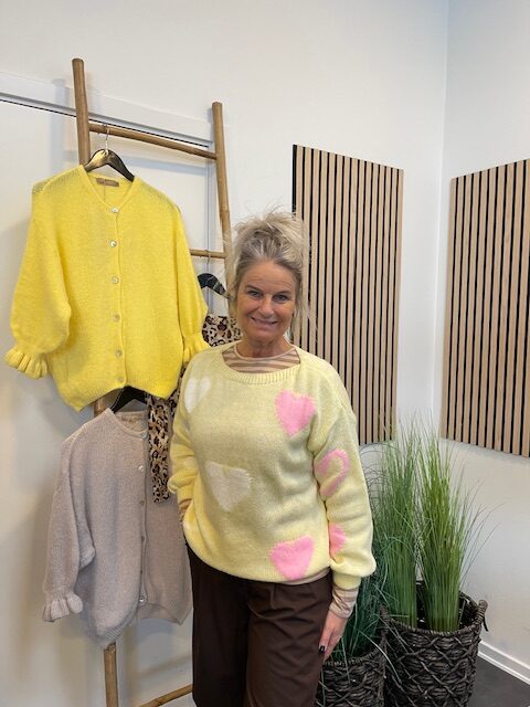 Gul Amarante Strik Og Bluse Fra Three M