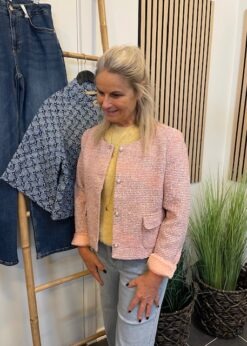 Gul Mala Bluse Fra Inwear Og Stina Jakke Fra Numph