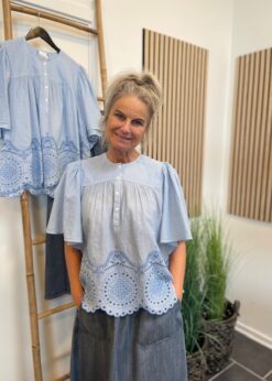 Lyseblå Cleo Bluse Fra AJ117 Project