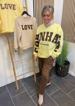 Marta Gul Copenhagen Sweat Med Brun Skrift