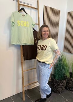 Marta Herdis T Shirt Og Red Button Buks