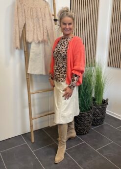 Marta Juliana Cardigan Og Elissa Bluse Og AJ117 Project Betty Nederdel