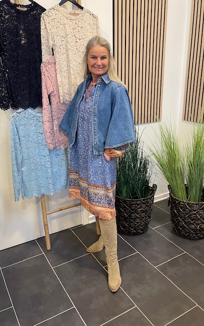 Marta Marika Denim Jakke Og Annelin Kjole