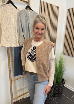 Marta Vest Og Costa Mani Tee