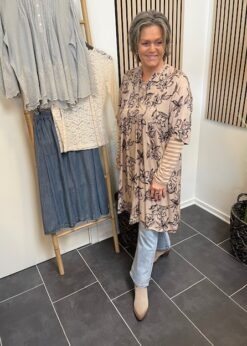 Vanting Kjole Style 9813 I sand Sort Print