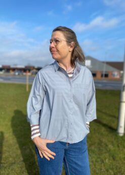 AJ117 Project Hortense Skjorte Og Stribet Bluse Fra Marta