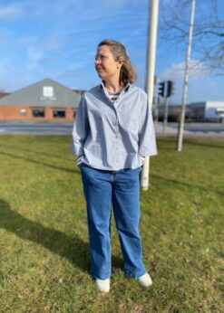 AJ117 Project Hortense Skjorte Pearl Blue Og Red Button Conny Jeans