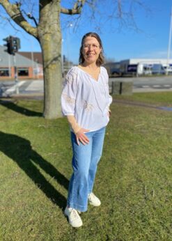 Cream Brianna Hvid Bluse Og Continue Meshbluse Og red Button Jeans