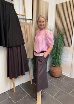 Freequent Lyserød Ebella Bluse Og Brun Breeze Nederdel