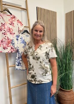 Gesinas T Shirt I Army Blomsterprint Fra Part Two