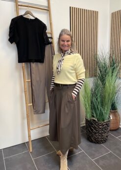 Gul Costanza Strik Og Stribet Bluse Fra Marta Brun Anya Pleat Midi Nederdel I Brun