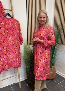 Jennifer Kjole I Pink Print Fra Peace Heart Joy