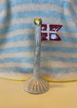 Lille Keramik Flag Med Babyfødder Lyseblå Stang Og Creme Fod