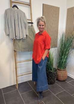 Marta Kiara Bluse Rød Og Freequent Buksenederdel