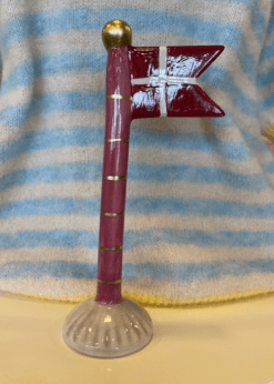 Stort Keramik Flag Mørk Pink Stang Med Guld Striber Og Beige Fod