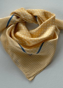 Three M Tørklæde Gul Med Prikker