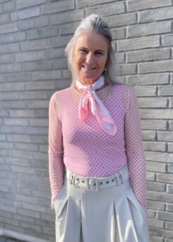 Three M Tørklæde I Rosa Print Og Three M Lyserød Meshbluse