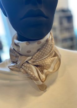 Three M Tørklæde Med Prikker