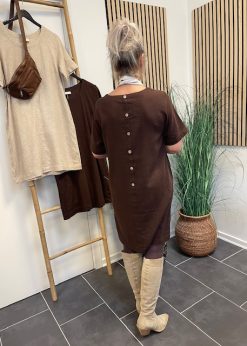 Brun Lava Hør Kjole Med Knapper På Ryggen Fra Freequent