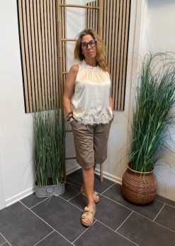 Continue Liva Top Med Blonder Og Shorts Fra Love & Divine