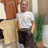 Hvid Signiature T Shirt Med Brun Skrift Og Brune Phoebe Shorts Fra Co Couture