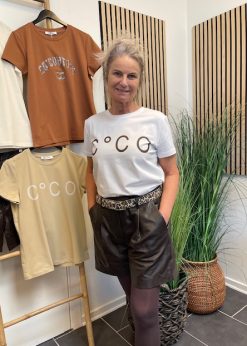 Hvid Signiature T Shirt Med Brun Skrift Og Brune Phoebe Shorts Fra Co Couture