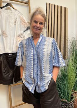 Love456 10 Lyseblå Hvid Skjorte I Boho Stil