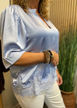 Lyseblå Moe Lace Bluse