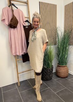 Sandfarvet Freequent Lava Hør kjole Og Three M Tørklæde