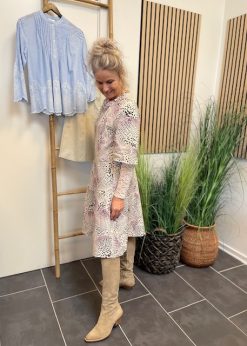 Shella Kjole Fra Numph Og Bukela Støvler