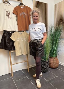Signiature T Shirt Hvid Og Skind Shorts Fra Co Couture