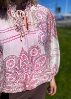 Bluse I Pink Paisley Fra Love & Divine