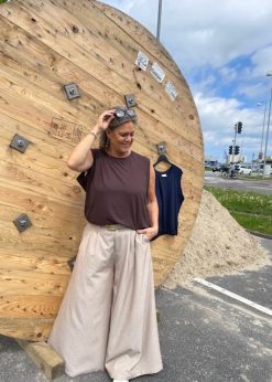 Brun Liana Bluse Fra Freequent Og Co Couture Buksenederdel